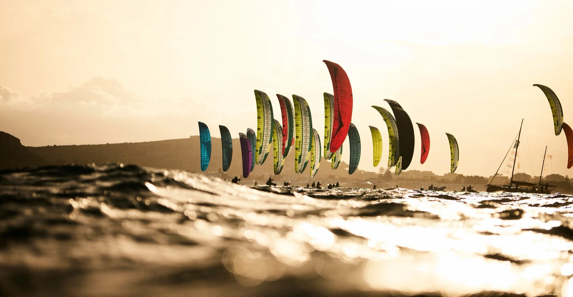 Nederlands Olympisch Kitefoil Team in actie op zee