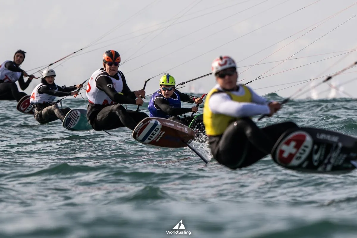 Kitefoil fleet op hoge snelheid tijdens internationale wedstrijd